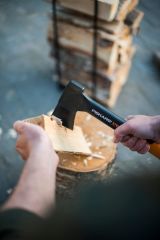 Fiskars XS, X7 Parçalama Baltası + Bileme Aparatı Seti