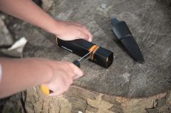 Fiskars XS, X7 Parçalama Baltası + Bileme Aparatı Seti